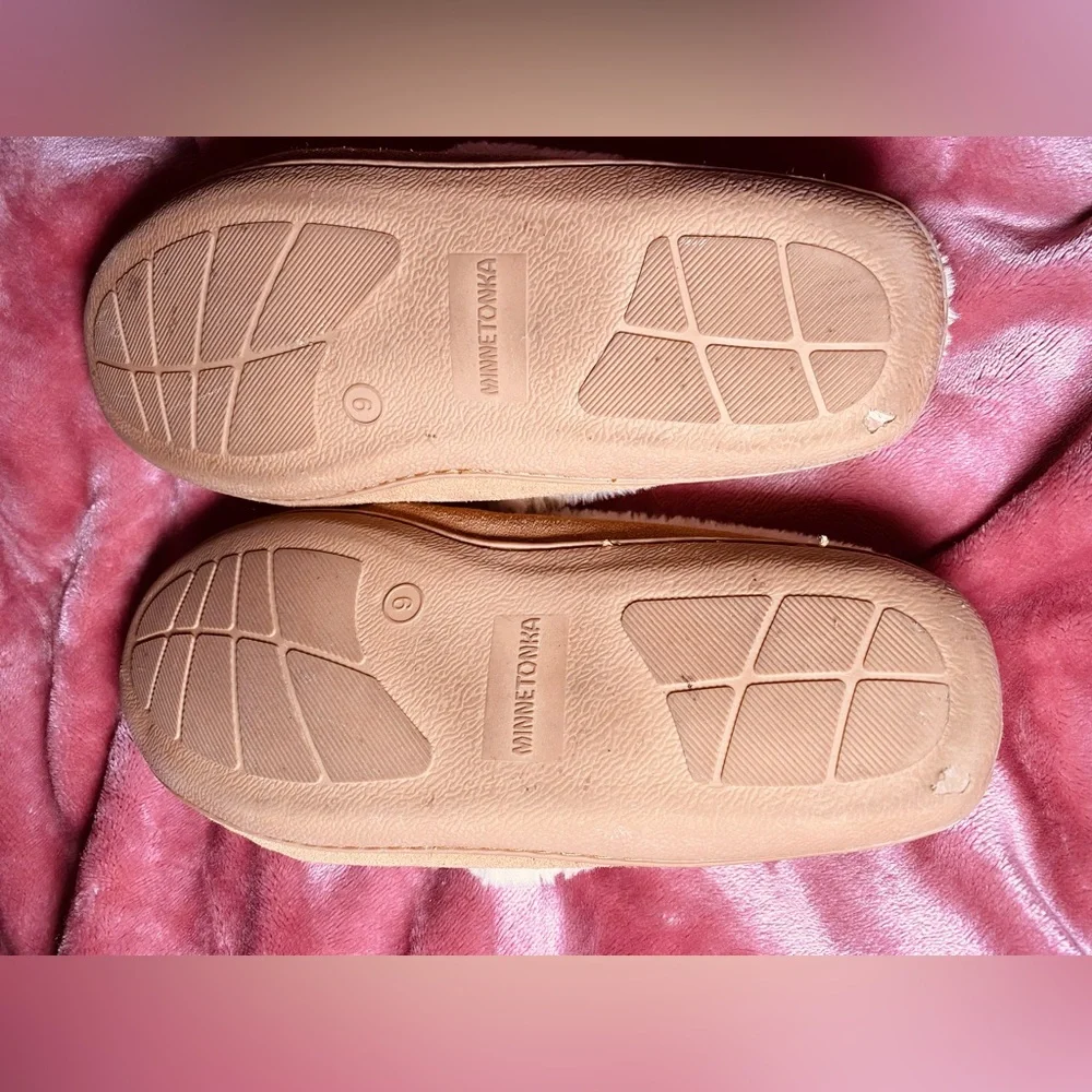 MINNETONKA Women's Size 9 Sheepskin Slipper‎ Tabby Folded Tan Moccasin